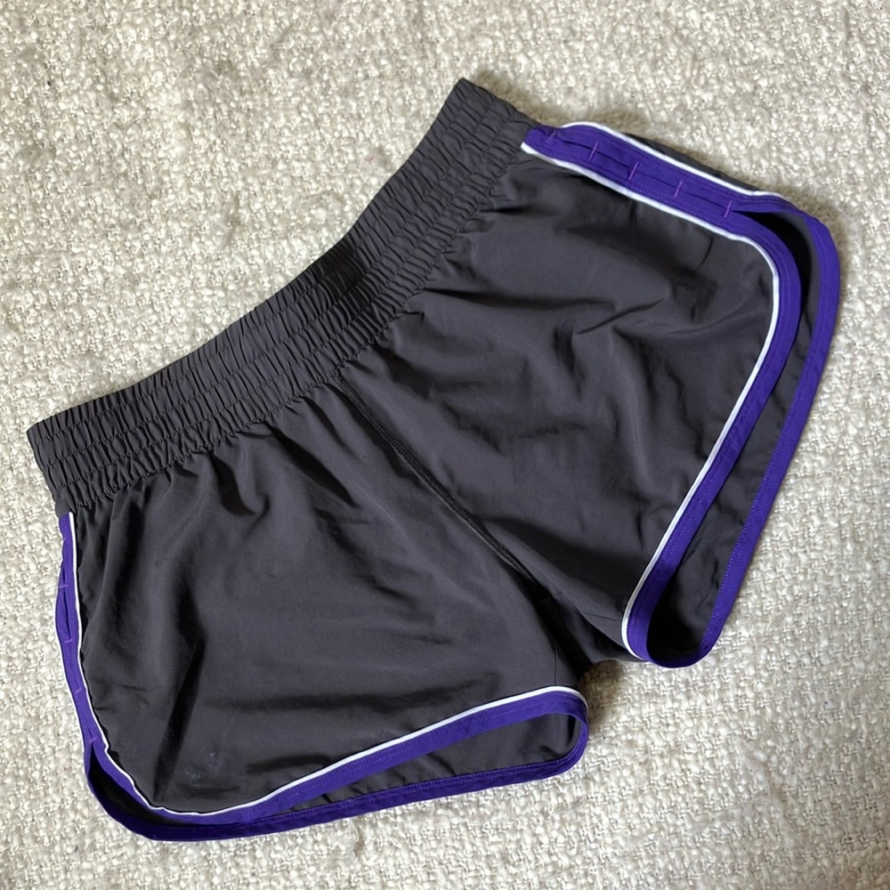 ⚽️ UNDER ARMOUR HEAT GEAR SIZE MEDIUM GRAY & PURPLE ATHLETIC SHORTS